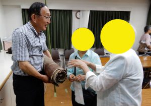 地層巻物を抱える先生