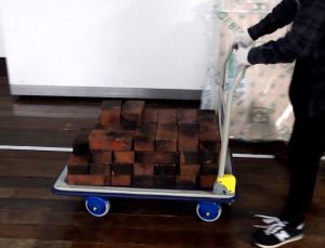 煉瓦を運ぶ